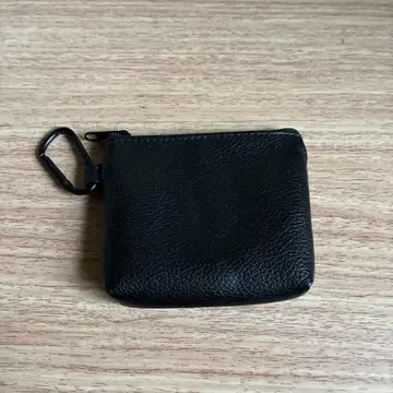 카라비너 달린 블랙 가죽 코인 케이스