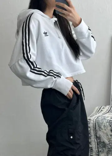 새상품급 아디다스 오리지널스 크롭 후드티 숏 기장