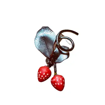 딸기와 잎 디자인 브로치