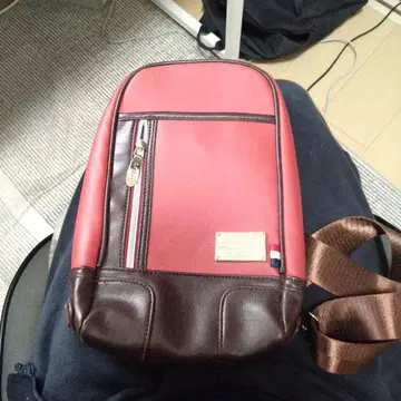 빨간색과 브라운 숄더백