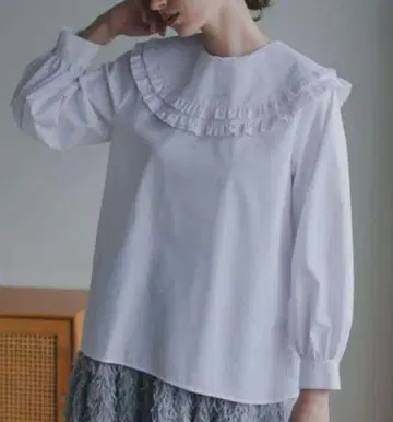 안민우 더블 프릴 칼라 블라우스