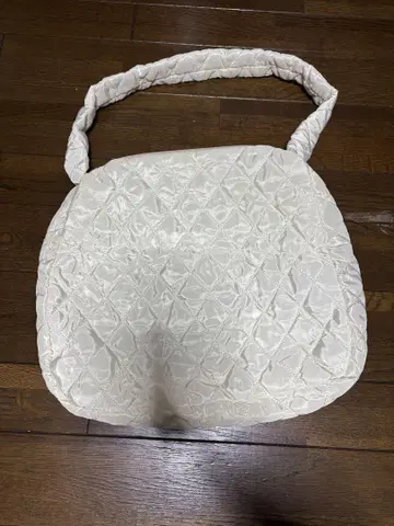 아이보리 퀼팅 숄더백