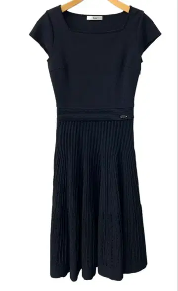 새상품급 르네 스와로브스키 플레이트 부착 원피스 34 블랙 프렌치 슬리브