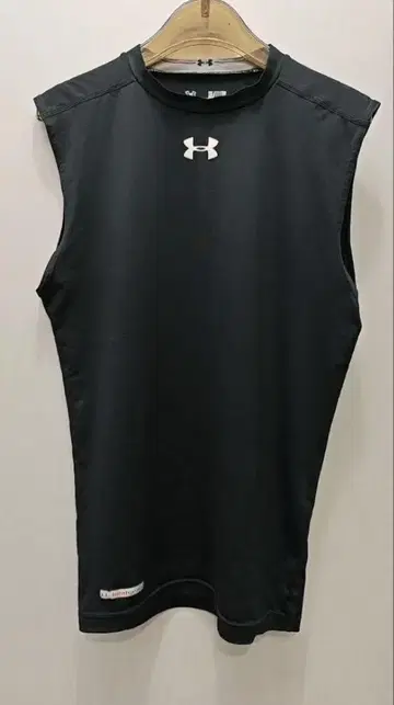 UNDER ARMOUR 블랙 탱크탑