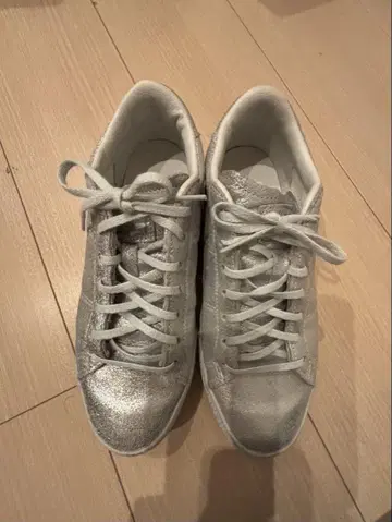 오니츠카 타이거 실버 글리터 로우컷 스니커즈