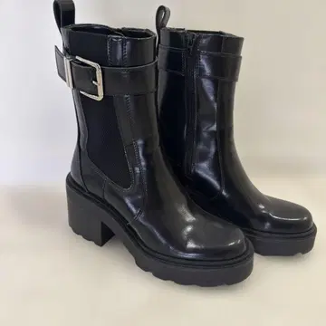ZARA 블랙 백 지퍼 부츠
