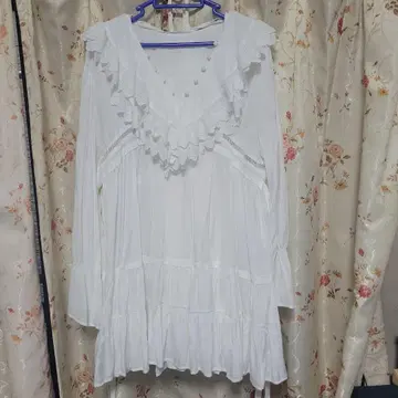화이트 프릴 긴팔 튜닉