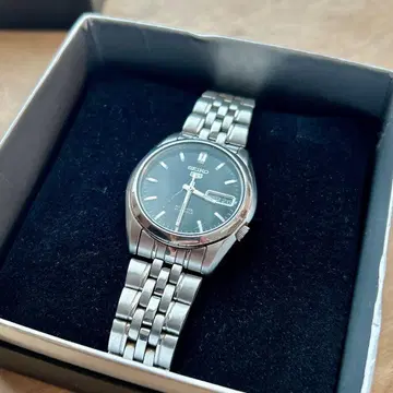 SEIKO 5 자동 시계 블랙 다이얼 흠집 있음