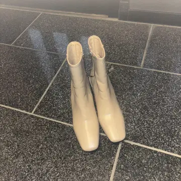 베이지 지퍼 부티 중간 힐