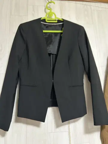 블랙 노카라 자켓 INED