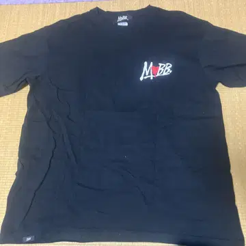 MOBB. 블랙 T셔츠