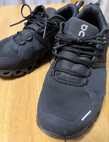 on 러닝 스니커즈 하자품