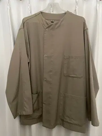 베이지 롱 슬리브 자켓 버튼 포함