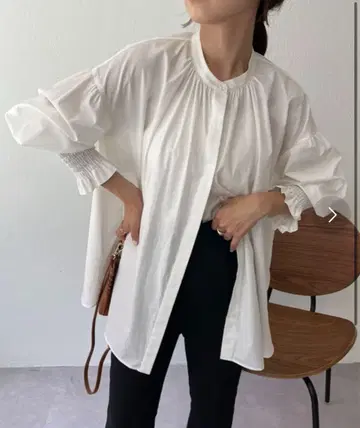 카프리슈 레마쥬 소매 셔링 퍼프 셔츠 화이트