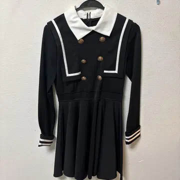 세일러 카라의 블랙 원피스