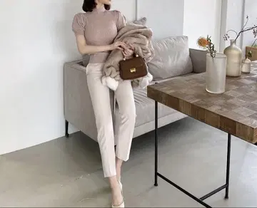 QUNG 베이지 퍼프 슬리브 하이넥 니트