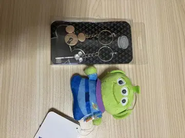 페어 키링과 토이 스토리 에이리언 마스코트