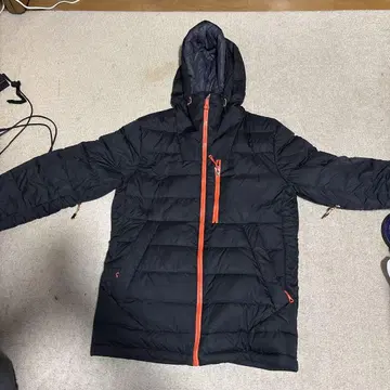 블랙 후드 부착 다운 자켓