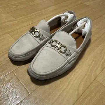 페라가모 베이지 스웨이드 로퍼