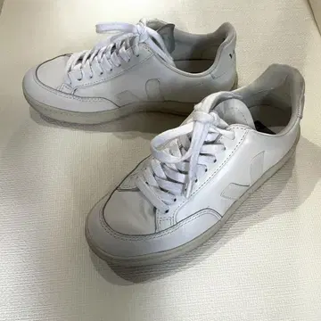 VEJA 화이트 가죽 스니커즈
