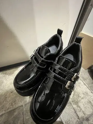 블랙 통굽 로퍼 더블 버클