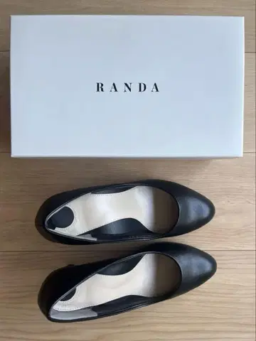 [새상품급] RANDA 슬림 레그 펌프스 블랙 23.5 박스 있음