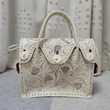 그레이스 콘티넨탈 카빙 트라이브즈 가죽 엠보 아이보리