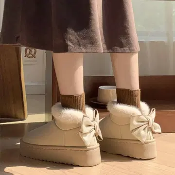 베이지 퍼 리본 어그 부츠 L 사이즈 (24cm)