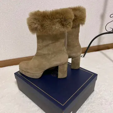 새상품급 퍼 달린 베이지 스웨이드 부츠