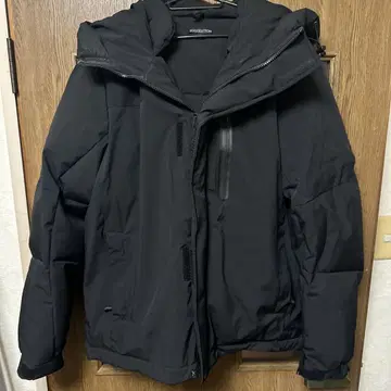 블랙 후드 부착 다운 자켓