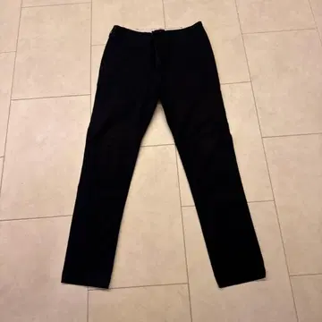 블랙 치노 팬츠 백 포켓 부착