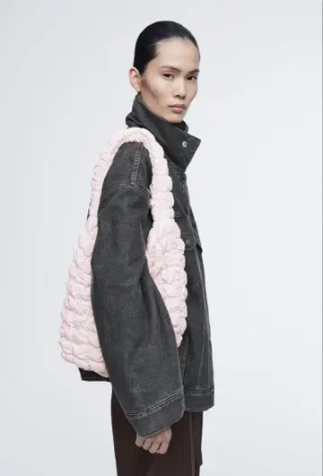 cos 퀼트 숄더백