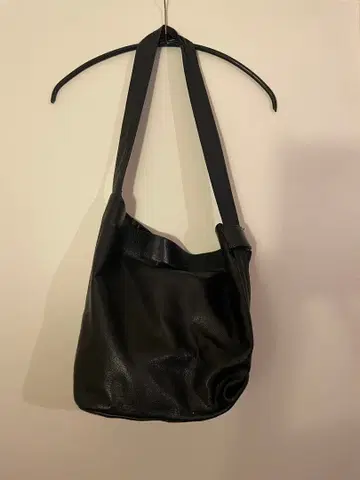 Ampersand 블랙 가죽 숄더백