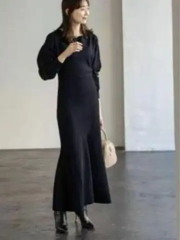 새상품급] 노블 라운드넥 바이 컬러 니트 원피스 네이비
