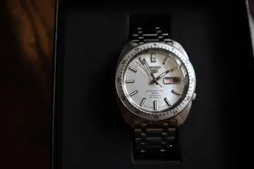미사용 새상품 SEIKO 5 스포츠 자동 손목시계 SBSA 311