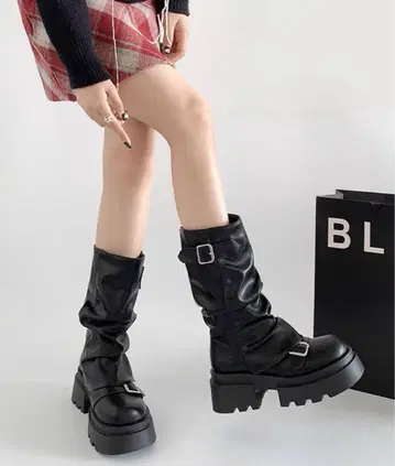버클 달린 통굽 슬라우치 부츠