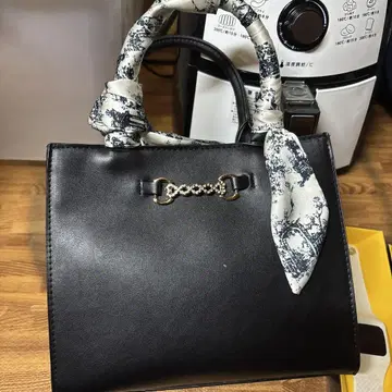 스카프 포함 블랙 토트백
