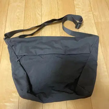 한 번만 사용한 New Balance 블랙 숄더백