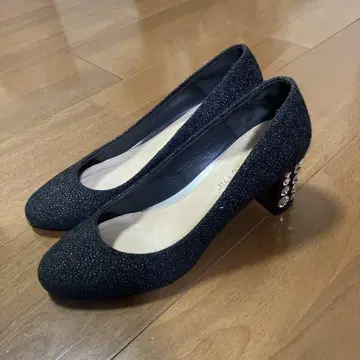 질스튜어트 다크 그레이 펌프스 스톤힐