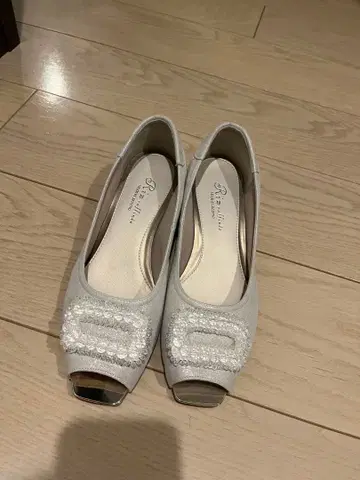 그레이 비쥬 장식 오픈토 펌프스 23.5 cm