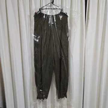 올리브 그린 테이퍼드 팬츠 허리밴딩