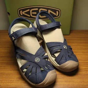210-23 KEEN ROSESANDAL 26.0cm
