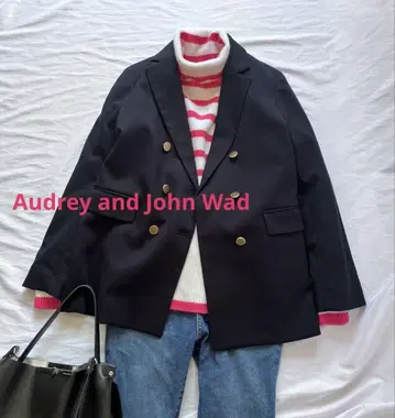 Audrey and John Wad 보더 터틀넥 니트 스웨터
