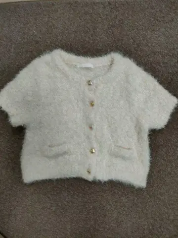 화이트 퍼(Fur) 느낌의 쇼트 가디건 니트