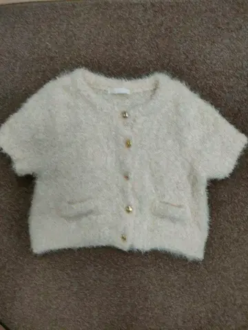 화이트 퍼(Fur) 느낌의 쇼트 가디건 니트