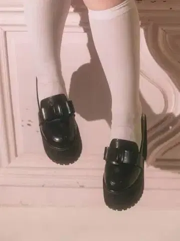 통굽 리본 로퍼 블랙