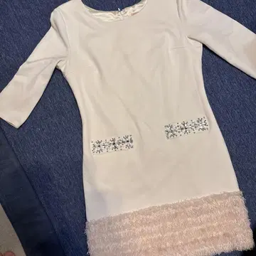 비즈 장식이 달린 드레스
