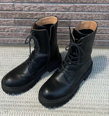 블랙 가죽 레이스업 부츠