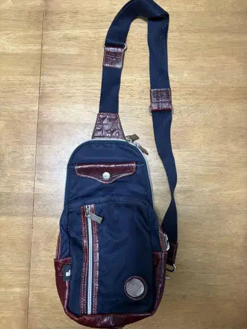 오로비안코 네이비 블루와 버건디의 슬링백