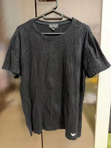 EMPORIO ARMANI 블랙 T셔츠